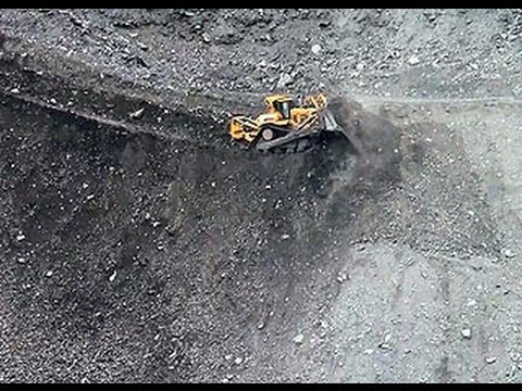 CAT D11T - Once again the CAT D11 Dozer frequents the edge to move some material. Slow and steady is the plan.