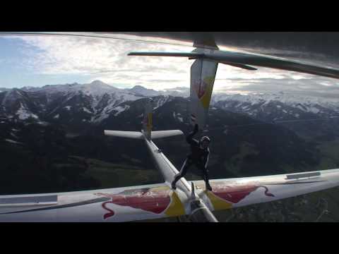Skydiver moves between gliders in mid-air! Red Bull Akte Blanix 2