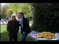 Bert Ljung flashar och har sig, rätt skum kille på alla sätt och vis, här är ett klipp ur filmen Den sista oskulden.