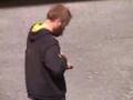 pelea de un borracho contra hombre invisible
