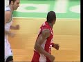 Pervis Pasco stoppa e schiaccia