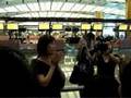 何耀珊在新加坡机場31/8/07 Sun with fans at Singapore Airport