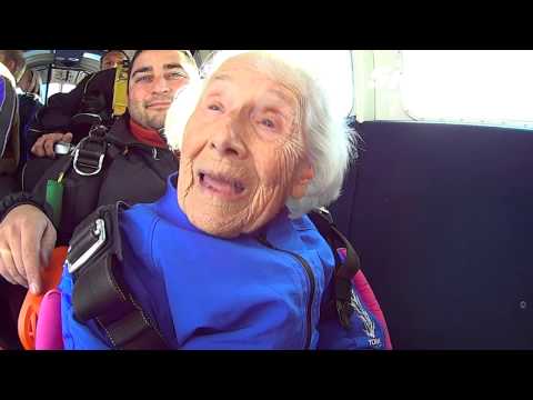 101岁奶奶创下世界最年长女性跳伞纪录(视频)