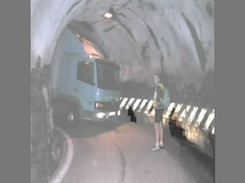 avete mai visto un camion incastrato,nella galleria n.1 del passo s.boldo...