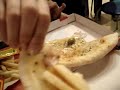 pizza con papas fritas y mayonesa. es riquisimo, enserio