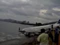 Accidente deja a un avión a orillas del mar