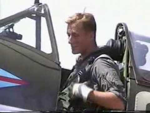 warbirds - Ein Erbeben der Luft reißt das Publikum hoch, als der Pilot der P-51 „Mustang