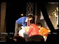 videos de aaron yan cries during concert