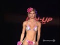 Martina Colombari sfila per pin up bellissima in bikini