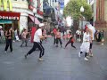 Santi la coloca en el aro
