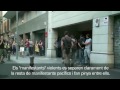 www.15mMovement.com Servicios Secretos infiltrados entre los Indignados acusados de haber provocado los enfrentamientos, que acaban con fuertes cargas de las fuerzas de anti-disturbios en contra los manifestantes pacíficos, según testigos del evento. Poco después los manifestantes desmarcan a los agentes secretos. En el vídeo se ven aproximadamente 9 hombres y 3 mujeres (probablemente hubieran más, que pudieron perderse con la confusión). El grupo de agentes se separa de los manifestantes y luego fueron recogidos por sus compañeros en uniformes de Mossos d'Esquadra. Importante No existe ningún vídeo increpando al grupo de agentes secretos como alborotadores, aunque numerosos testigos afirman de que han sido los responsables de haber incitado a las fuerzas del orden público.