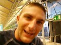 ragazzi improvvisano una canzone in aeroporto