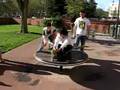 Florian s'amuse au petit parc.