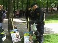 Detta är ett nyhetsinslag från TV4 den 6 juni år 2004.

Nationaldemokraterna genomför en marsch genom centrala Stockholm på nationaldagen.

Ca 400 personer deltar i tåget med bl a plakat, trummor och en fanborg bestående av unga tjejer och killar. 

Demonstrationståget avslutar sin marsch vid Norra Bantorget där mam håller tal och spelar musik för deltagarna och allmänheten.

Det hela blev mycket lyckat och inga ordningsstörningar förekom överhuvudtaget alls!
