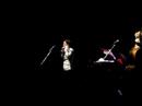 09/05/2008
live @ via funchal - s�o paulo, brazil

kate mcgarrigle, rufus wainwright, martha wainwright e brad albetta interpretam m�sica de luiz bonf� e ant�nio maria.


manh� de carnaval

manh�, t�o bonita manh�
na vida, uma nova can��o
cantando s� teus olhos
teu riso, tuas m�os
pois h� de haver um dia
em que vir�s
das cordas do meu viol�o
que s� teu amor procurou
vem uma voz
falar dos beijos perdidos
nos l�bios teus

canta o meu cora��o
alegria voltou
t�o feliz a manh�
deste amor