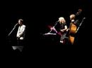 09/05/2008
live @ via funchal - s�o paulo, brazil

kate mcgarrigle, rufus wainwright, martha wainwright e brad albetta interpretam m�sica de luiz bonf� e ant�nio maria.


manh� de carnaval

manh�, t�o bonita manh�
na vida, uma nova can��o
cantando s� teus olhos
teu riso, tuas m�os
pois h� de haver um dia
em que vir�s
das cordas do meu viol�o
que s� teu amor procurou
vem uma voz
falar dos beijos perdidos
nos l�bios teus

canta o meu cora��o
alegria voltou
t�o feliz a manh�
deste amor