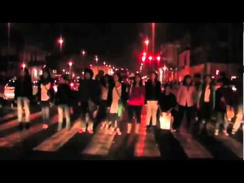 Varios jóvenes protestaron contra la contaminación sonora gritándole a los carros