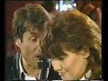 udo & jenny j�rgens - ich w�nsch dir liebe ohne leiden 1984 
( ber�hrender vater-tochter-song - von zeitloser g�ltigkeit )

songtext:
die zeit ist um,
die uns verband
ich wei�, da� du es f�hlst

so geh' ich jetzt
auch wenn du mich
noch gern besch�tzen willst

dein leuchtturm steht nun anderswo
und nicht mehr hier bei dir
und auf dem weg
zum eig'nen licht
komm sag - was w�nscht du mir?

ich w�nsch dir liebe ohne leiden
und eine hand, die deine h�lt.
ich w�nsch dir liebe ohne leiden
und da� dir nie die hoffnung fehlt.
und da� dir deine tr�ume bleiben
und wenn du suchst nach z�rtlichkeit
w�nsch ich dir liebe ohne leiden
und gl�ck f�r alle zeit
du du du du du du...

du bleibst zur�ck
und stehst an sich
recht fest in deiner welt

und doch tut's gut
wenn irgendwer
auch mir den daumen h�lt

so sag ich tschau...

doch bitte schau
noch einmal hinter dich
und lach mich an
und sage mir:
was ist dein wunsch f�r mich?

ich w�nsch dir liebe ohne leiden
und eine hand, die deine h�lt.
ich w�nsch dir liebe ohne leiden
und da� dir nie die hoffnung fehlt.
und da� dir deine tr�ume bleiben
und wenn du suchst nach z�rtlichkeit
w�nsch ich dir liebe ohne leiden
und gl�ck f�r alle zeit
du du du du du du...

du du du du du du...
du du du du du du...
du du du du du du...