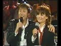 udo & jenny j�rgens - ich w�nsch dir liebe ohne leiden 1984 
( ber�hrender vater-tochter-song - von zeitloser g�ltigkeit )

songtext:
die zeit ist um,
die uns verband
ich wei�, da� du es f�hlst

so geh' ich jetzt
auch wenn du mich
noch gern besch�tzen willst

dein leuchtturm steht nun anderswo
und nicht mehr hier bei dir
und auf dem weg
zum eig'nen licht
komm sag - was w�nscht du mir?

ich w�nsch dir liebe ohne leiden
und eine hand, die deine h�lt.
ich w�nsch dir liebe ohne leiden
und da� dir nie die hoffnung fehlt.
und da� dir deine tr�ume bleiben
und wenn du suchst nach z�rtlichkeit
w�nsch ich dir liebe ohne leiden
und gl�ck f�r alle zeit
du du du du du du...

du bleibst zur�ck
und stehst an sich
recht fest in deiner welt

und doch tut's gut
wenn irgendwer
auch mir den daumen h�lt

so sag ich tschau...

doch bitte schau
noch einmal hinter dich
und lach mich an
und sage mir:
was ist dein wunsch f�r mich?

ich w�nsch dir liebe ohne leiden
und eine hand, die deine h�lt.
ich w�nsch dir liebe ohne leiden
und da� dir nie die hoffnung fehlt.
und da� dir deine tr�ume bleiben
und wenn du suchst nach z�rtlichkeit
w�nsch ich dir liebe ohne leiden
und gl�ck f�r alle zeit
du du du du du du...

du du du du du du...
du du du du du du...
du du du du du du...