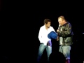 jamel debbouze, en ayant une petite cigarette dehors rencontre cet sdf en dehors de la salle et le fait venir sur sc�ne...du coup, le spectacle se transformait en r�colte de don pour le mec qui n'oubliera pas cette soir�e de si t�t !!