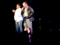 jamel debbouze, en ayant une petite cigarette dehors rencontre cet sdf en dehors de la salle et le fait venir sur sc�ne...du coup, le spectacle se transformait en r�colte de don pour le mec qui n'oubliera pas cette soir�e de si t�t !!