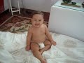Maria Eduarda brincando com a colcha