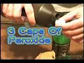 COMO FAZER UMA LÂMPADA FLUORESCENTEO que você precisa:1. Refrigerante de limão, em uma garrafa pet de 300 ml , de preferência verde. Serve Sprite ou Soda Limonada;2. Água oxigenada comum (peróxido de hidrogênio), dessas vendidas em farmácia.3. Bicarbonato de sódio (NaHCO3), aquele pó branco e cristalino, que o pessoal usa para a azia ou acidez estomacal. Também vendido nas farmácias.COMO PREPARAR1. Tire da garrafa de refrigerante mais ou menos três quartos do conteúdo;2. Coloque na garrafa uma pitada de bicarbonato de sódio, só a pontinha de uma colher de sopa.3. Acrescente o equivalente a três tampas do frasco, de água oxigenada;4. Tampe a garrafa e agite bem a mistura.5. Apague a lúz e confira o resultado.mais videos em http://www.putamerda.com.br