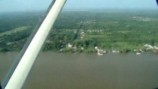 preview picture of video 'Suriname vlucht boven suriname rivier richting domburg'