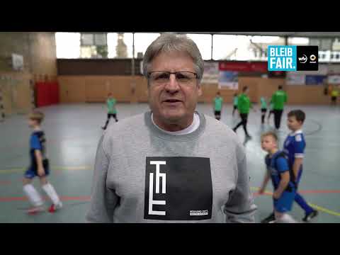 BLEIB FAIR: Gäste-Zuschauer stellt sich schützend vor den Schiedsrichter