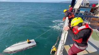 El momento en que rescatan a un adolescente tras 3 días a la deriva en aguas heladas