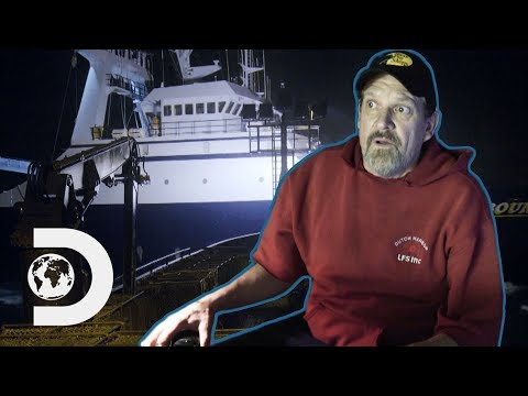 モンテ船長、15トンの船との衝突を回避した。 (Captain Monte Narrowly Avoids Colliding With 15 Tonne Ship | Deadliest Catch)