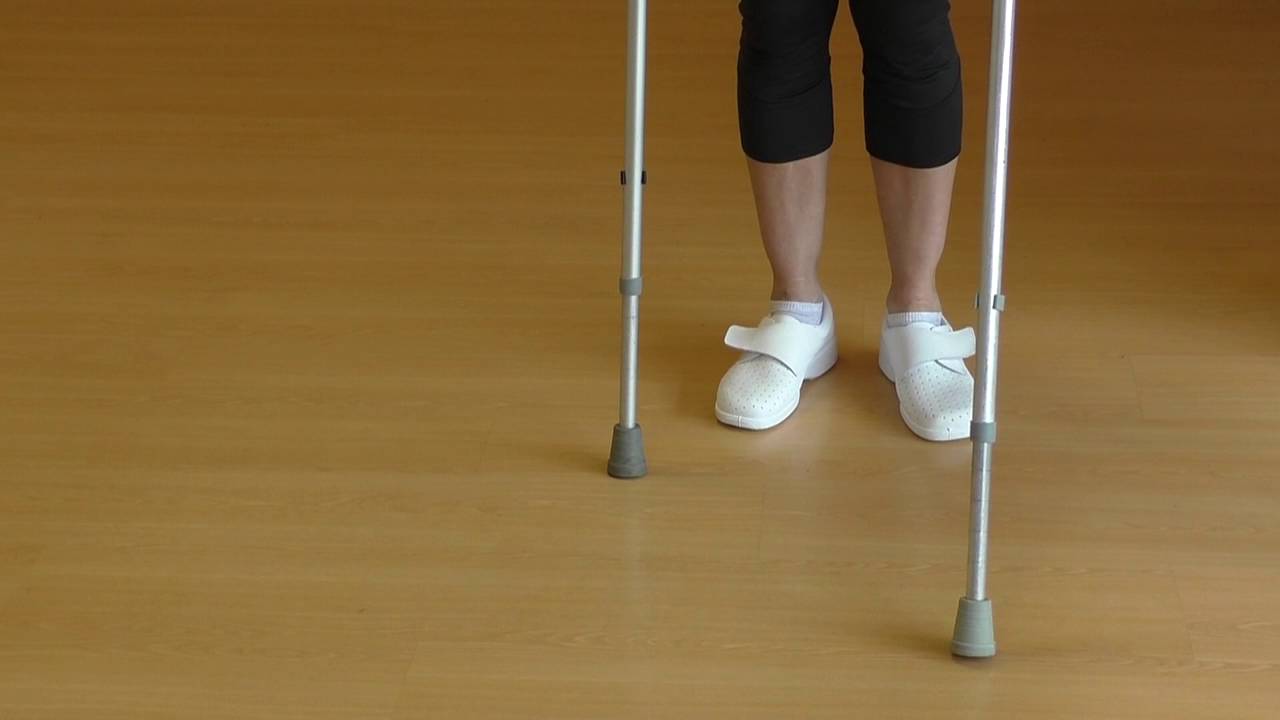 V&iacute;deo sobre Escuela de cadera. Caminar con dos muletas.