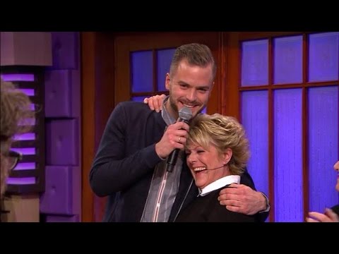Jim Bakkum verrast Simone Kleinsma met nummer 'Zonder Jou' - RTL LATE NIGHT