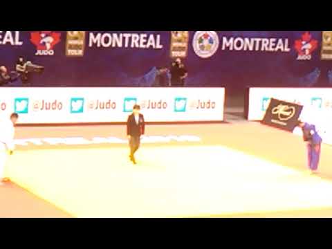 Des gens en peignoir qui ce tape