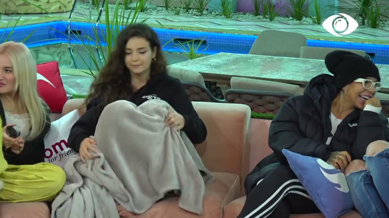 Loja telefoni i prishur mbledh bashkë të gjithë banorët