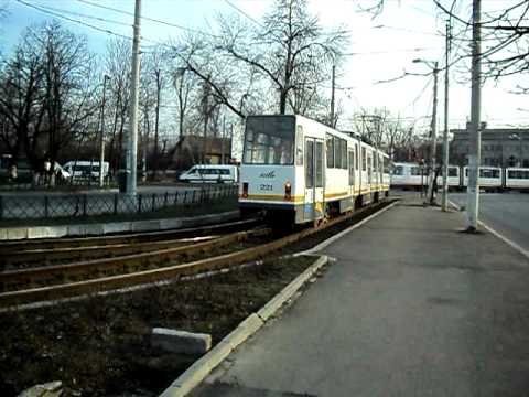 Tramvaiul V3A 93 #221 pe linia 42 plecand din terminalul Piata Presei Libere