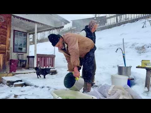 Schneesturm in den Bergen: Das echte ländliche Leben ist weit von der Zivilisation entfernt, ein ält