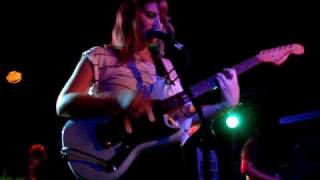 Best Coast - Something in the Way (Mercury Lounge, 4.7.2010)