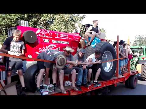 Traktorhúzó Európa Kupa előtti felvonulás 2017. augusztus. 11.-én Hajdúböszörményben.