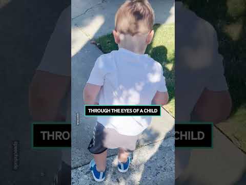 ¡Un niño piensa que la grieta en la acera es enorme!