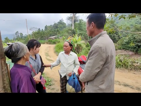 Suddenly, Dinh's mother returned, bringing along her creditor