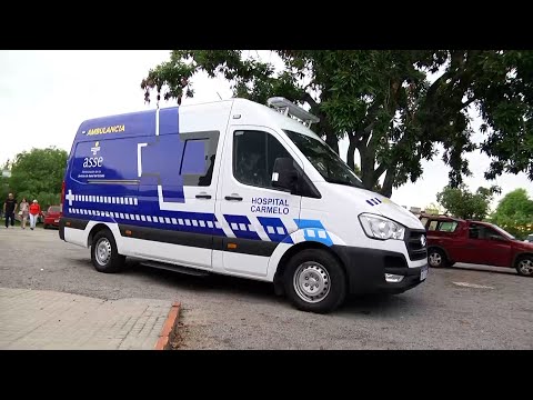 Imágenes de la entrega de una ambulancia especializada de ASSE en Carmelo