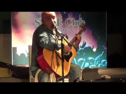 90.000 de lei pentru ca să te mănânce de viu și țânțarii, și „Canibalul” | Plângere la CNCD după ce un duo de folkiști a cântat o piesă rasistă pe „Mărului”, la „Folk Maris”