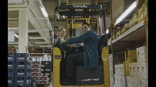 キャストが免許を取得して演じたフォークリフト・バレエ／映画『希望の灯り』特別映像