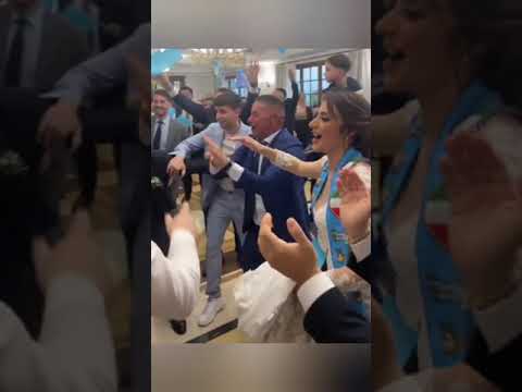 Sposi entrano al ristorante con bandiere e sciarpe del Napoli