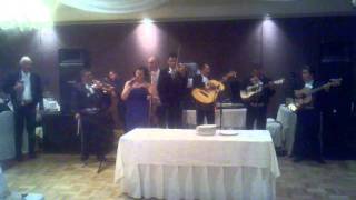 Rocio Llamas cantando con Mariachi