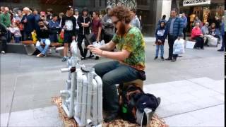 Смотреть онлайн Pipe Guy: парень, играющий на водосточных трубах