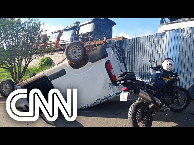 Adolescente tenta fugir da polícia e capota com carro | LIVE CNN