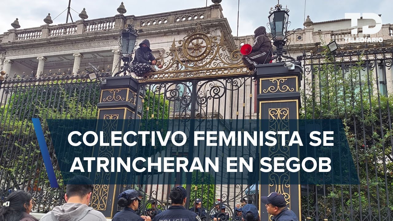 Manifestantes de colectivo feminista Holy Yash trepan reja de Segob; exigen diálogo con autoridades
