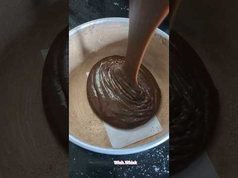 #chocolatecake in Baking🤎 #cakes  #firstshortvideo #yutubeshorts #yummy #desserts #cakedecorating